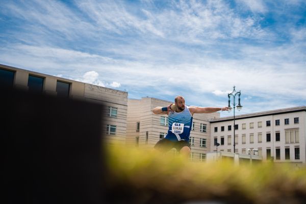 Dennis Lukas (SSV Gymnasium Heinzenwies) im Kugelstossen waehrend der deutschen Leichtathletik-Meisterschaften auf dem Pariser Platz am 24.06.2022 in Berlin